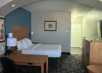 La Quinta Inn & Suites by Wyndham Alvarado hotel thumbnail 6