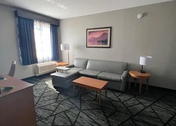 La Quinta Inn & Suites by Wyndham Alvarado hotel thumbnail 7