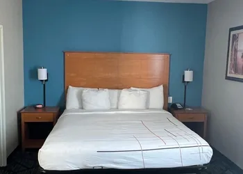 La Quinta Inn & Suites by Wyndham Alvarado hotel thumbnail 8