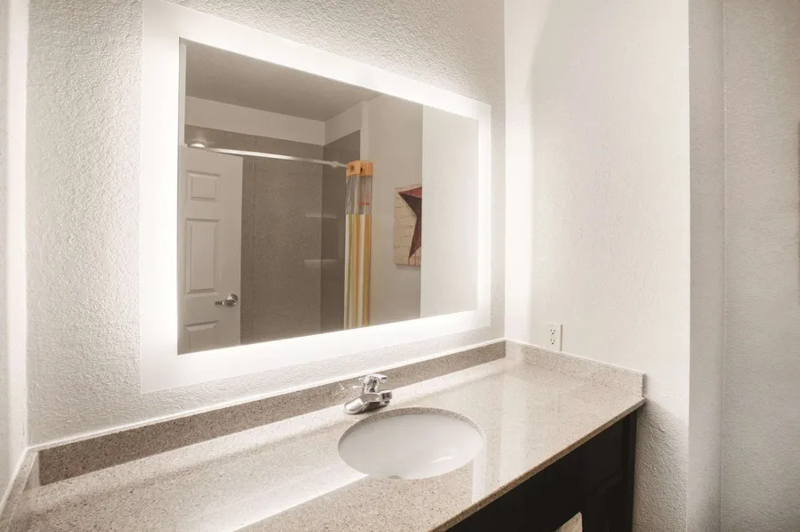 La Quinta Inn & Suites by Wyndham Mansfield TX hotel detail image 6