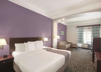 La Quinta Inn & Suites by Wyndham Mansfield TX hotel thumbnail 7