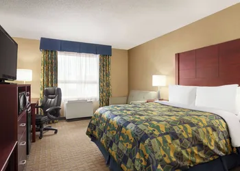 Travelodge by Wyndham Oshawa Whitby hotel thumbnail 2