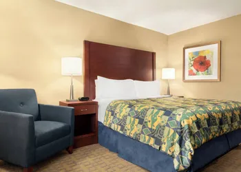 Travelodge by Wyndham Oshawa Whitby hotel thumbnail 6