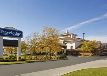 Travelodge by Wyndham Oshawa Whitby hotel thumbnail 8