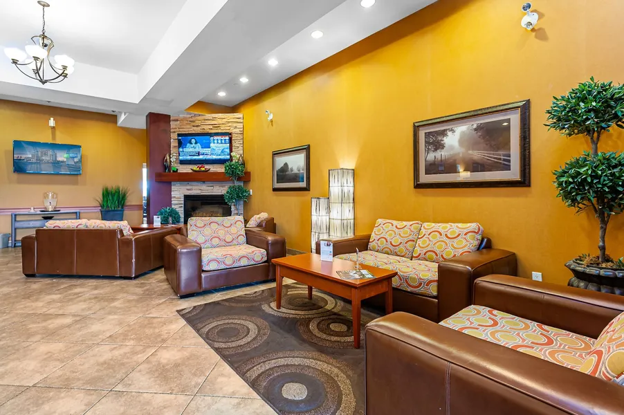 Holiday Inn Express Hotel & Suites CLARINGTON - BOWMANVILLE by IHG hotel detail image 2
