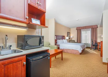 Holiday Inn Express Hotel & Suites CLARINGTON - BOWMANVILLE by IHG hotel thumbnail 4