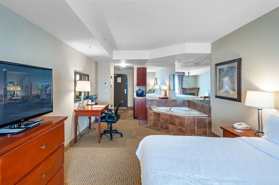 Holiday Inn Express Hotel & Suites CLARINGTON - BOWMANVILLE by IHG hotel detail image 6