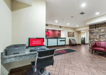 Econo Lodge Inn & Suites hotel thumbnail 2