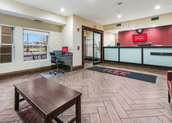 Econo Lodge Inn & Suites hotel thumbnail 3