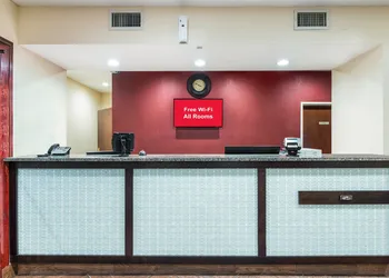 Econo Lodge Inn & Suites hotel thumbnail 7