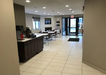 Super 8 by Wyndham Monee hotel thumbnail 3