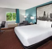 Super 8 by Wyndham McHenry/Fox Lake Area hotel detail image 4