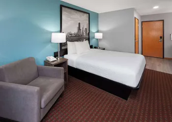 Super 8 by Wyndham McHenry/Fox Lake Area hotel thumbnail 5