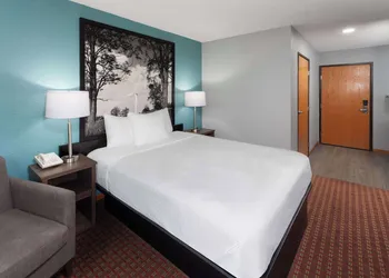 Super 8 by Wyndham McHenry/Fox Lake Area hotel thumbnail 6
