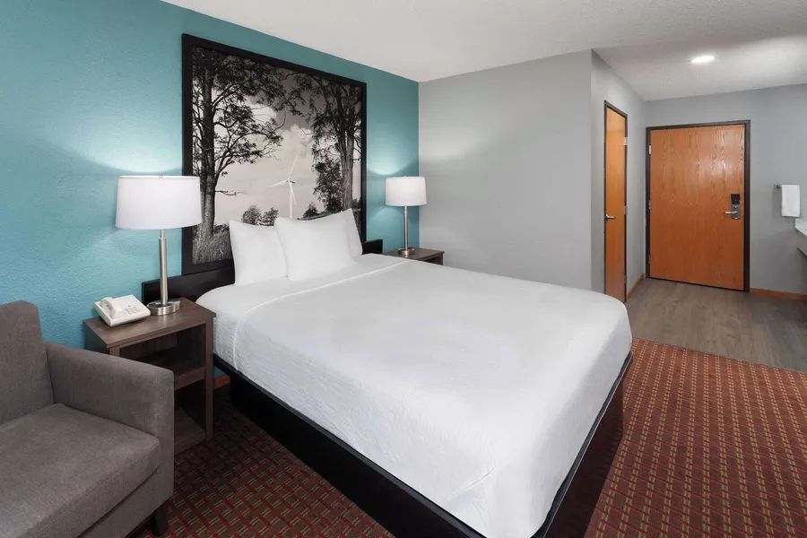 Super 8 by Wyndham McHenry/Fox Lake Area hotel detail image 6