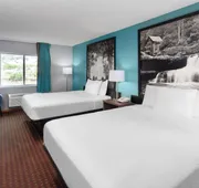 Super 8 by Wyndham McHenry/Fox Lake Area hotel detail image 7