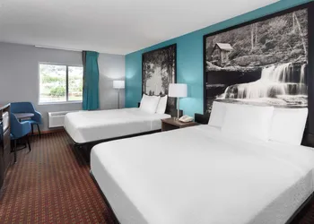 Super 8 by Wyndham McHenry/Fox Lake Area hotel thumbnail 7