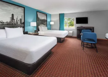 Super 8 by Wyndham McHenry/Fox Lake Area hotel thumbnail 8