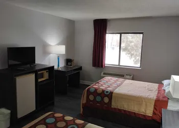 Super 8 by Wyndham Morris hotel thumbnail 8
