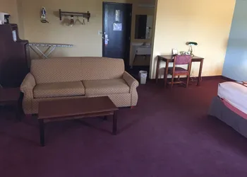 Super 8 by Wyndham Woodstock hotel thumbnail 3