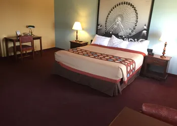 Super 8 by Wyndham Woodstock hotel thumbnail 4