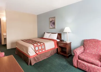 Super 8 by Wyndham Woodstock hotel thumbnail 6