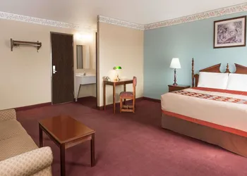 Super 8 by Wyndham Woodstock hotel thumbnail 7