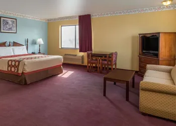 Super 8 by Wyndham Woodstock hotel thumbnail 8