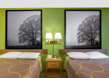 Super 8 by Wyndham Radford VA hotel thumbnail 3