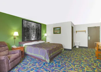 Super 8 by Wyndham Radford VA hotel thumbnail 5