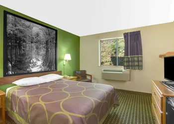 Super 8 by Wyndham Radford VA hotel thumbnail 6