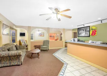 Super 8 by Wyndham Christiansburg hotel thumbnail 3