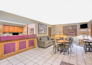 Super 8 by Wyndham Christiansburg/Blacksburg Area hotel thumbnail 2