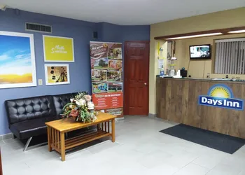 Days Inn by Wyndham Byron hotel thumbnail 2