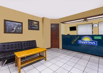 Days Inn by Wyndham Byron hotel thumbnail 3