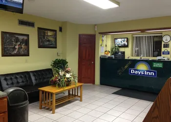 Days Inn by Wyndham Byron hotel thumbnail 4
