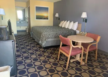 Days Inn by Wyndham Byron hotel thumbnail 5