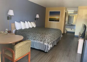 Days Inn by Wyndham Byron hotel thumbnail 8