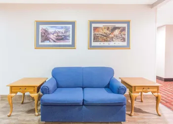 Super 8 by Wyndham Bedford hotel thumbnail 2