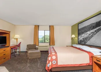 Super 8 by Wyndham Bedford hotel thumbnail 4