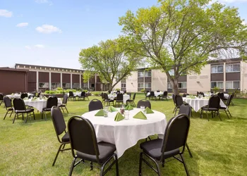 Ramada by Wyndham Bismarck hotel thumbnail 3