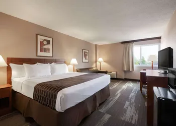 Ramada by Wyndham Bismarck hotel thumbnail 4