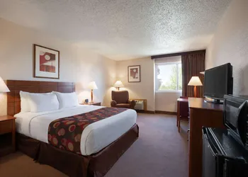 Ramada by Wyndham Bismarck hotel thumbnail 5