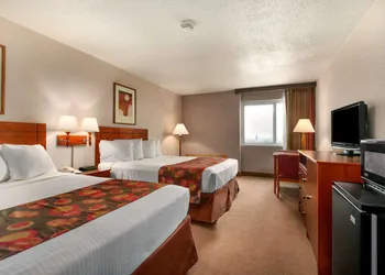 Ramada by Wyndham Bismarck hotel thumbnail 6