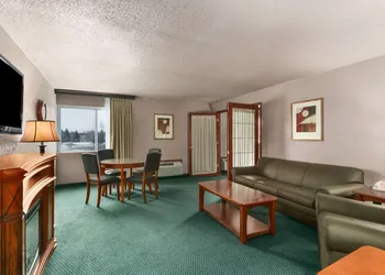 Ramada by Wyndham Bismarck hotel thumbnail 7