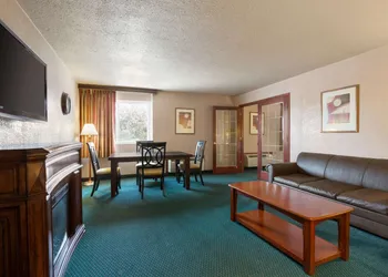 Ramada by Wyndham Bismarck hotel thumbnail 8
