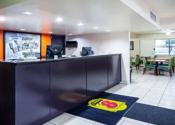 Super 8 by Wyndham Giddings hotel thumbnail 3
