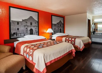Super 8 by Wyndham Giddings hotel thumbnail 4
