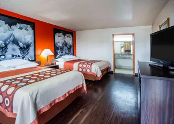 Super 8 by Wyndham Giddings hotel thumbnail 6