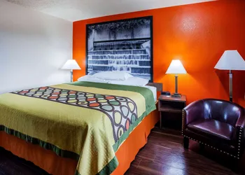 Super 8 by Wyndham Giddings hotel thumbnail 7